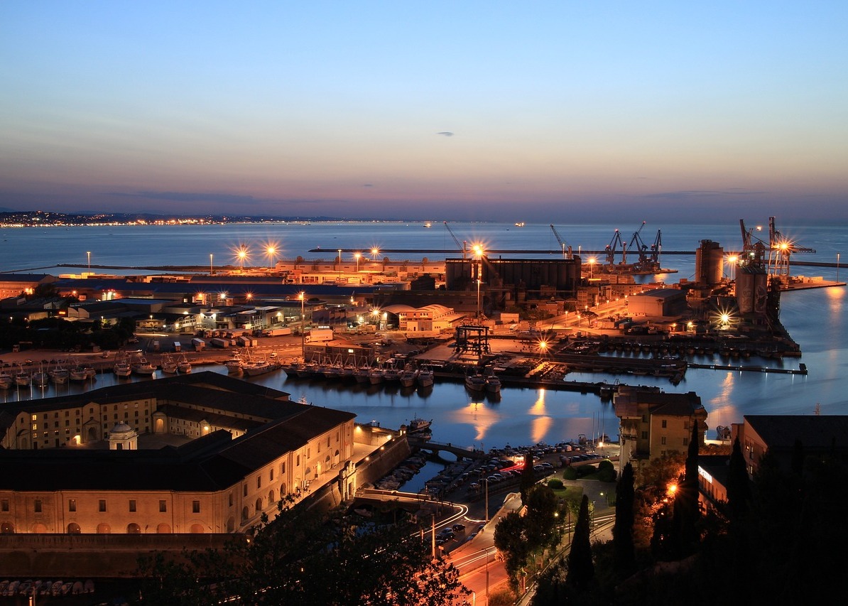 Image for article Італія. Поширення Фалунь Дафа в портовому місті Анкона