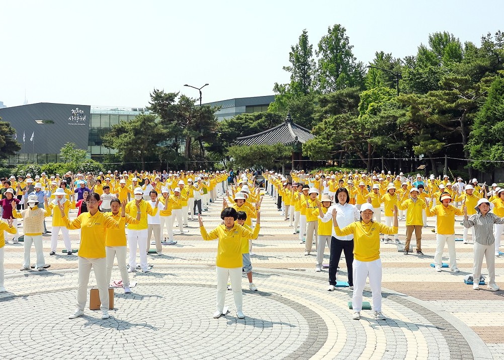 Image for article Південна Корея. Практикувальники Фалунь Дафа святкували Всесвітній День Фалунь Дафа на площі перед Синім будинком у Сеулі