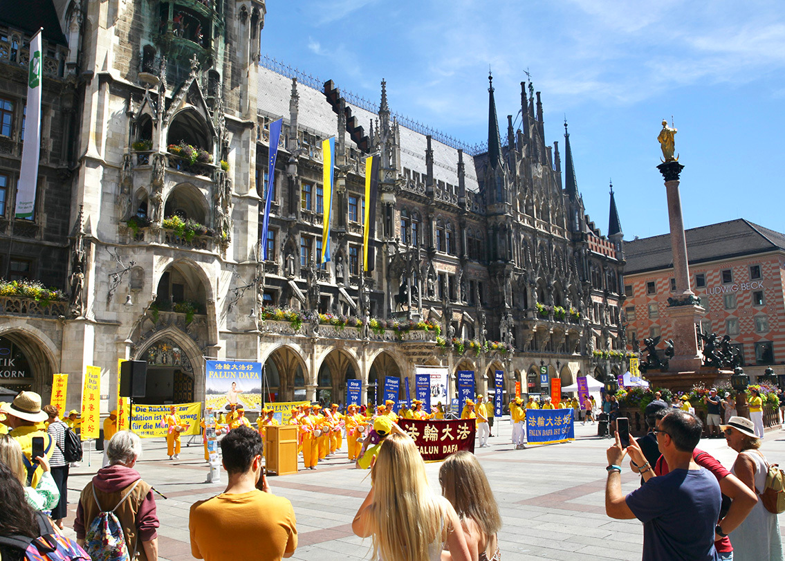 Image for article Мюнхен, Німеччина. Практикувальники Фалунь Дафа провели мітинг та парад, щоб привернути увагу громадськості до переслідування в Китаї