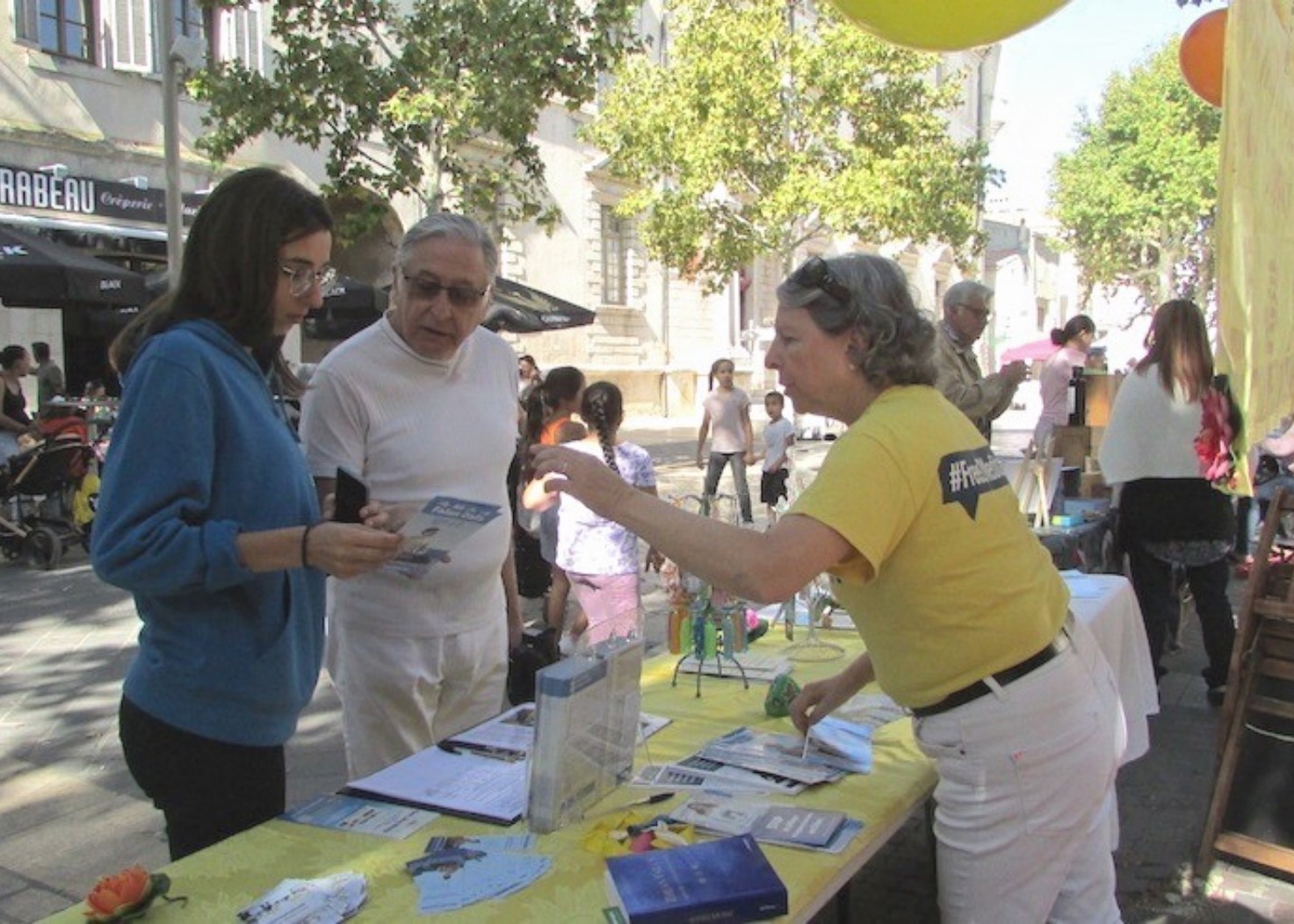 Image for article Франція. Жителі маленького містечка знайомляться з Фалунь Дафа на ярмарку здоров'я і довкілля