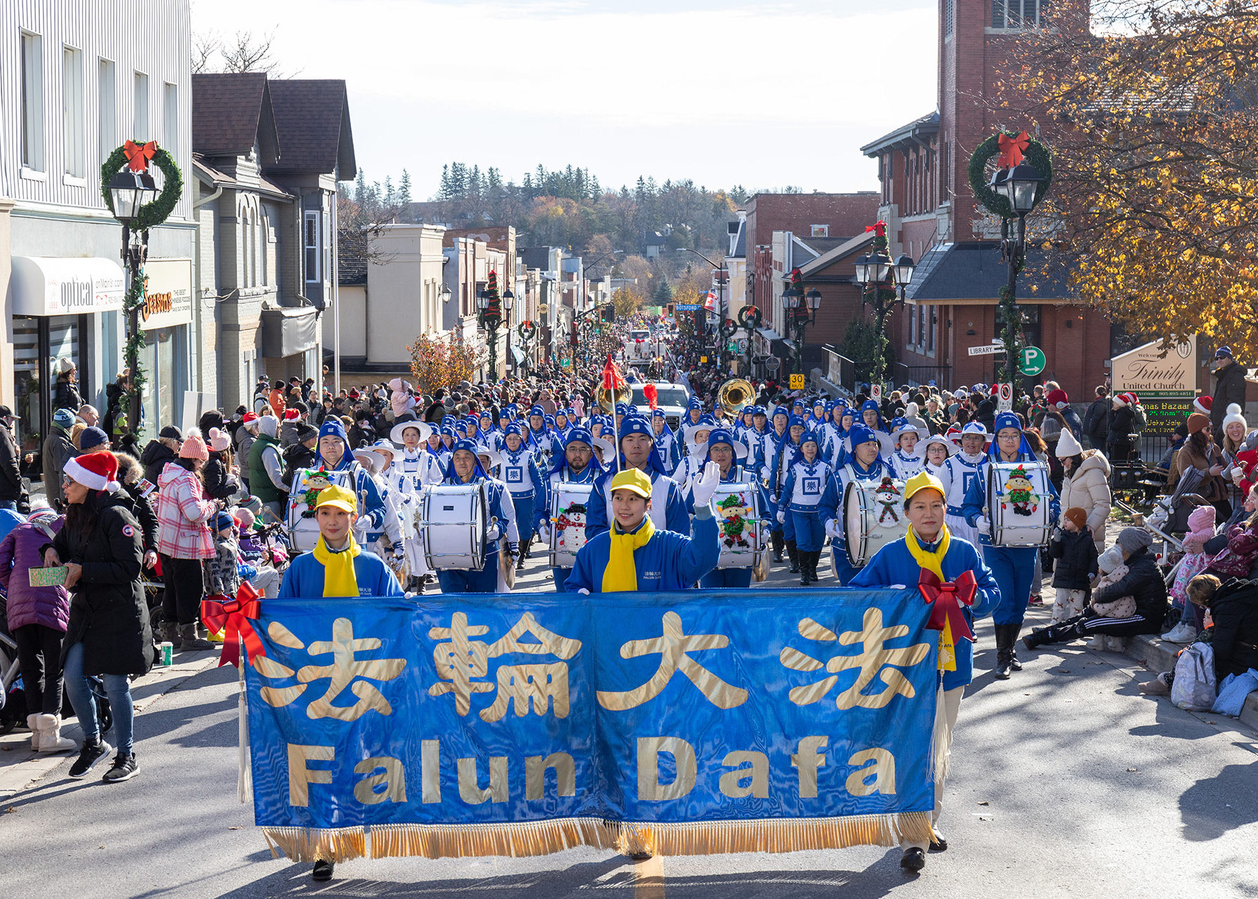 Image for article Торонто, Канада. Яскраві виступи духового оркестру Тянь Го (Tian Guo) на трьох Різдвяних парадах