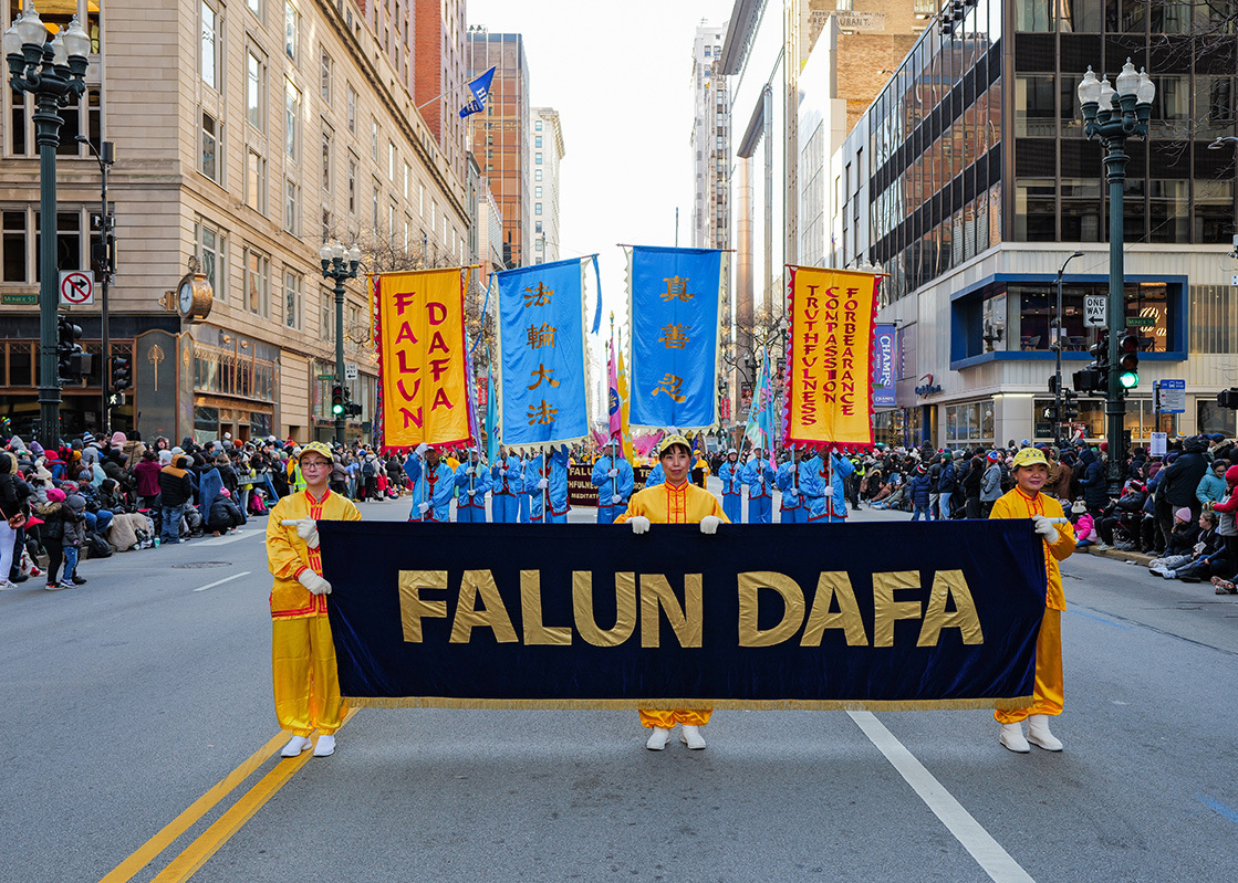 Image for article Чикаго, США. Фалунь Дафа сяє на параді на честь Дня подяки
