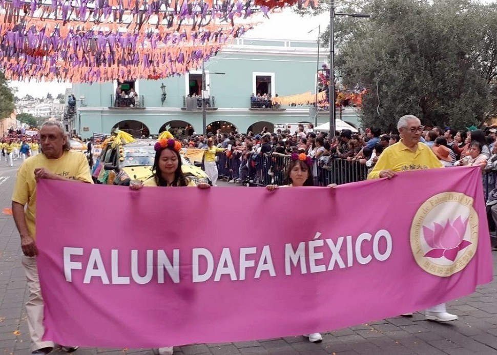 Image for article Мексика. Фалунь Дафа привітно вітали на параді в Тласкалі