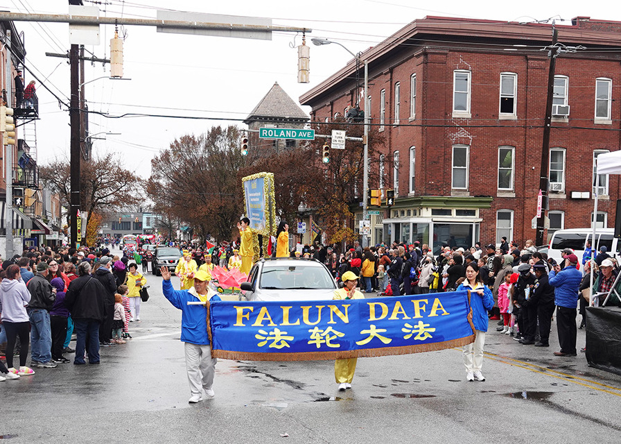 Image for article Балтімор, США. Практикувальники Фалунь Дафа взяли участь у щорічному Різдвяному параді