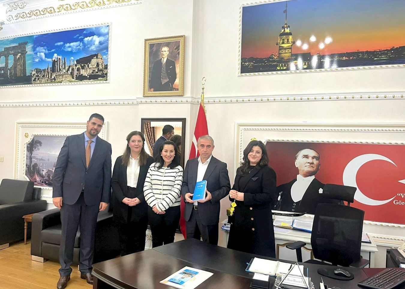 Image for article Стамбул, Туреччина. Заступник губернатора вітає практикувальників Фалунь Дафа