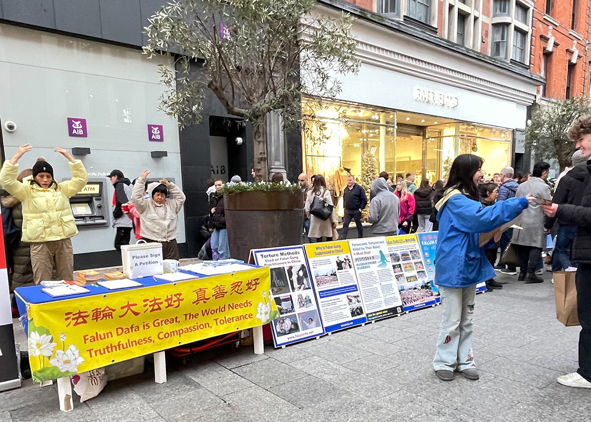 Image for article Ірландія. Практикувальники поширюють інформацію про переслідування в Китаї і пропонують підписати петицію, що закликає покласти край злочинам КПК