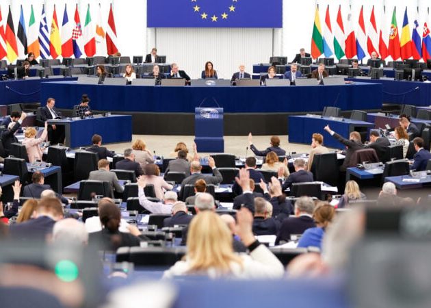 Image for article Європейський парламент ухвалив резолюцію, яка вимагає, щоб компартія Китаю негайно припинила переслідування Фалуньгун