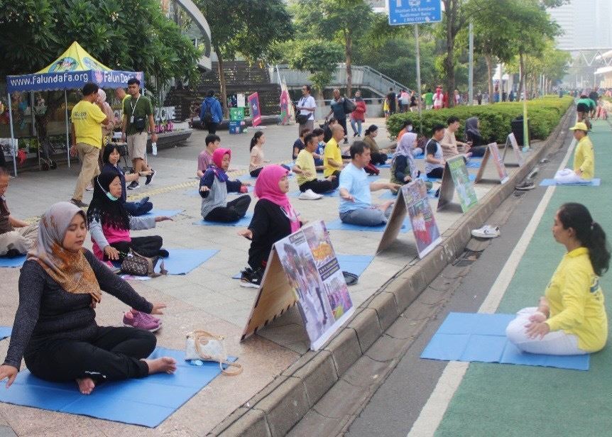 Image for article Індонезія. Люди вітали Фалунь Дафа під час «Дня без автомобілів» у Джакарті словами: «Ми потребуємо Істини, Доброти, Терпіння»