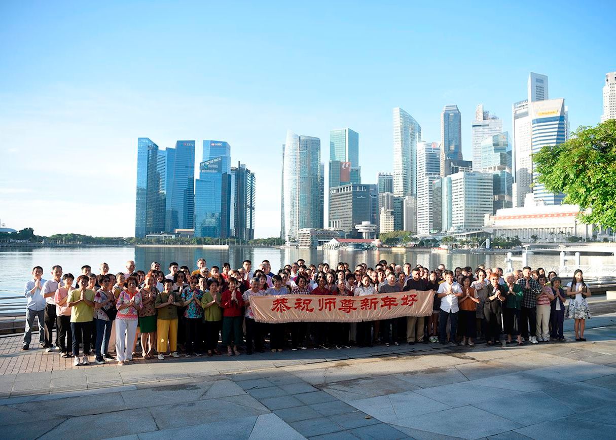 Image for article Практикувальники Фалунь Дафа із Сінгапуру вітають Учителя з прийдешнім китайським Новим роком