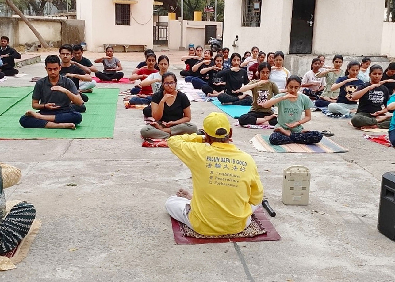 Image for article Наґпур, Індія. Студенти отримують користь, навчаючись Фалунь Дафа