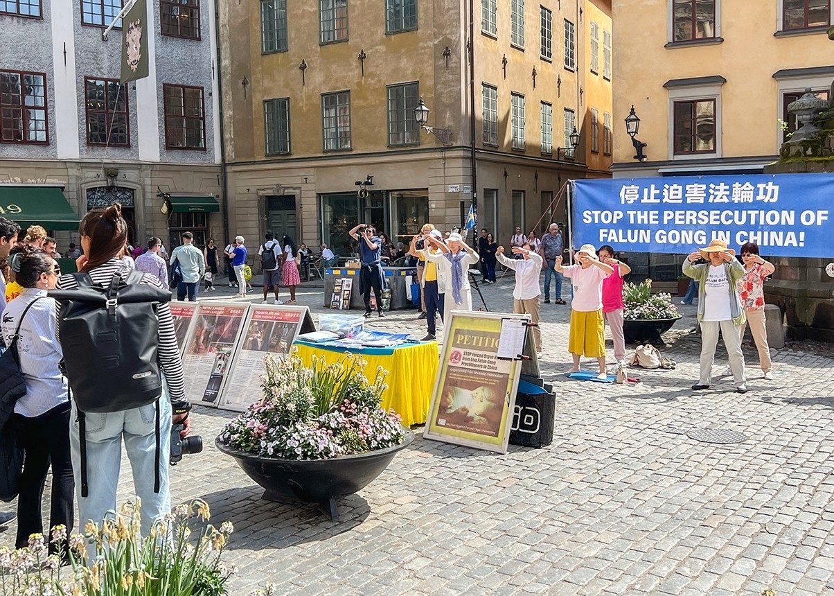 Image for article Швеція. Люди знайомляться з Фалунь Дафа в центрі Стокгольму