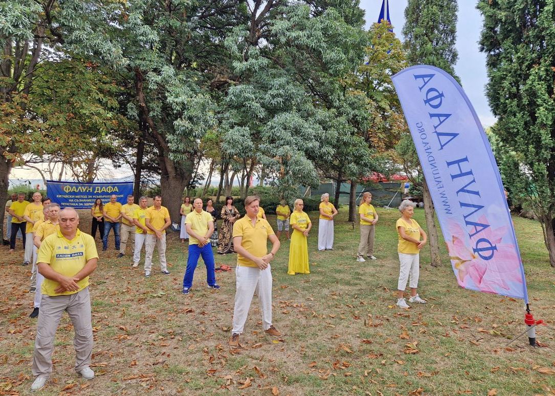 Image for article Болгарія. Люди знайомляться з Фалунь Дафа під час заходів у Бургасі