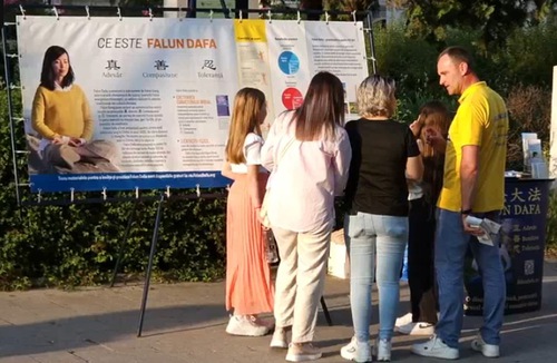 Image for article Румунія. Люди підтримують Фалунь Дафа під час громадських заходів