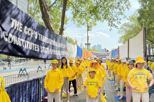 Image for article Нью-Йорк. Люди висловлюють підтримку мирній акції протесту практикувальників Фалуньгун під час Генеральної Асамблеї ООН