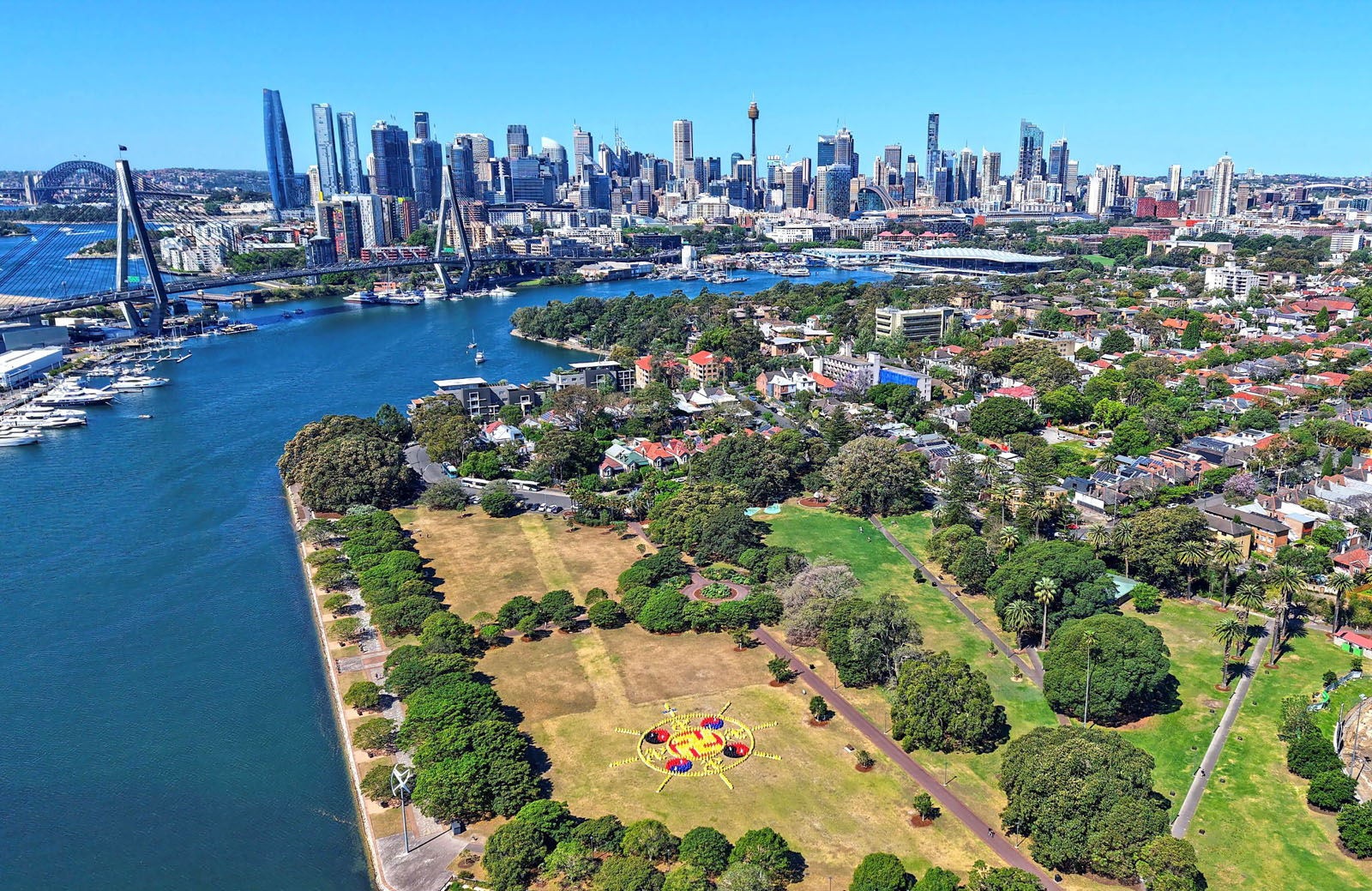 Image for article Австралія. Практикувальники сформували гігантську емблему Фалунь у парку Сіднея