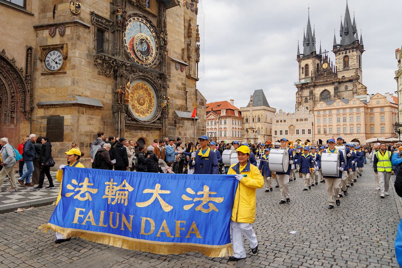 Image for article Чеська Республіка. Люди вітають Фалунь Дафа на параді в Празі