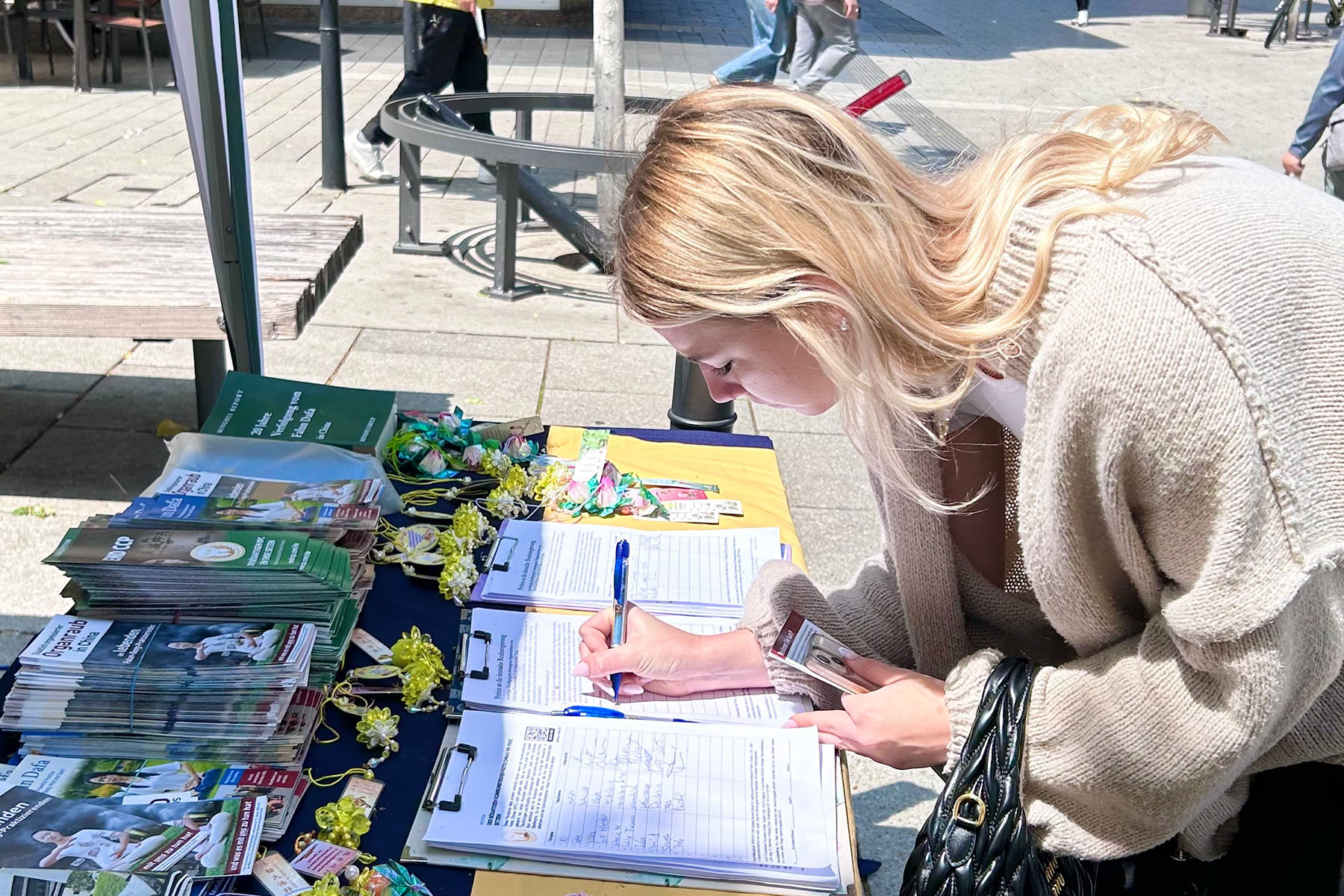 Image for article Німеччина. Жителі Мангайма засуджують переслідування Фалунь Дафа