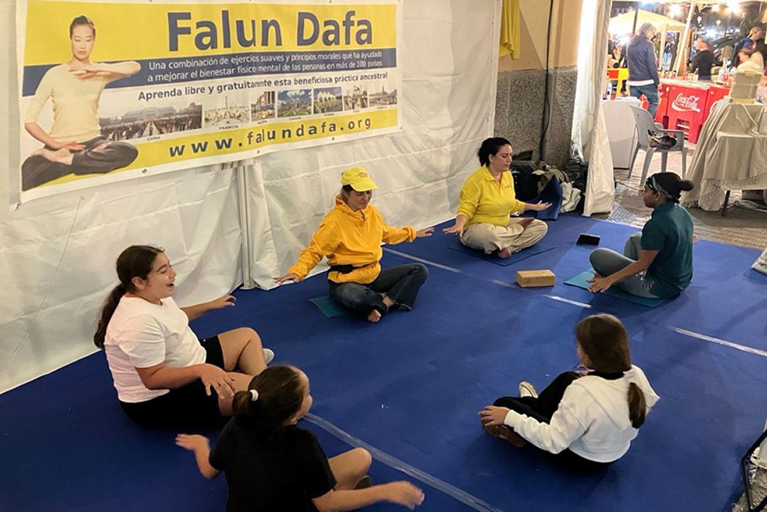 Image for article Іспанія. Люди із задоволенням знайомилися з Фалунь Дафа під час заходу на Майорці