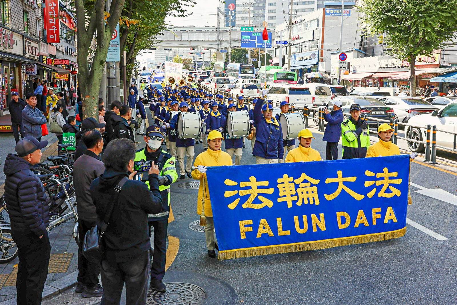 Image for article Парад у Сеулі на знак підтримки 450 мільйонів китайців, які вийшли з організацій КПК