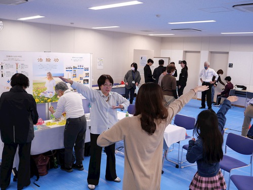 Image for article Японія. Практикувальники Фалунь Дафа навчають вправ місцевих жителів