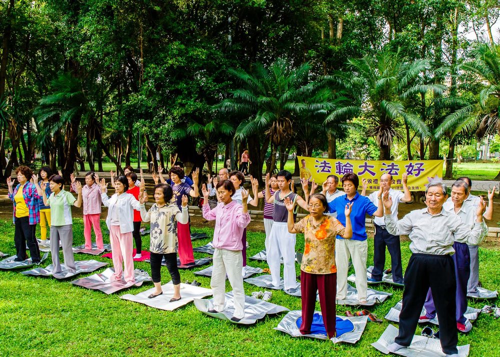 Image for article ​[Конференція Фа практикувальників Китаю] Літня жінка отримує «університетський диплом»