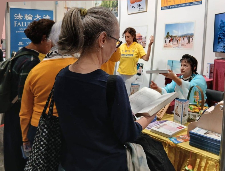 Image for article Мадрид, Іспанія. Відвідувачі виставки BioCultura високо оцінили керівні принципи Фалунь Дафа