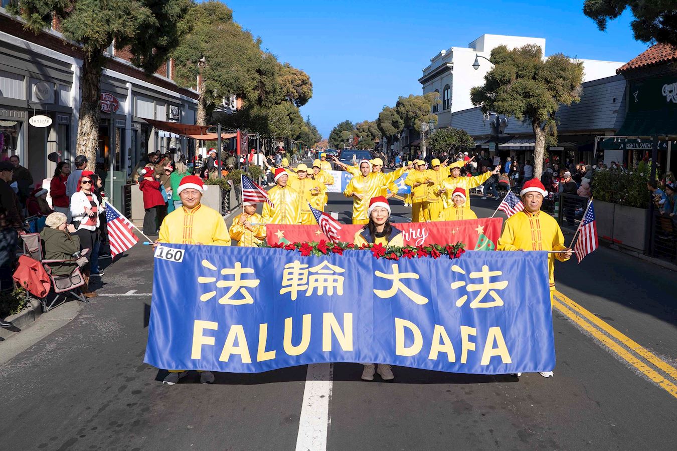 Image for article Каліфорнія, США. Практикувальники Фалунь Дафа взяли участь у дитячому різдвяному параді в Лос-Гатосі