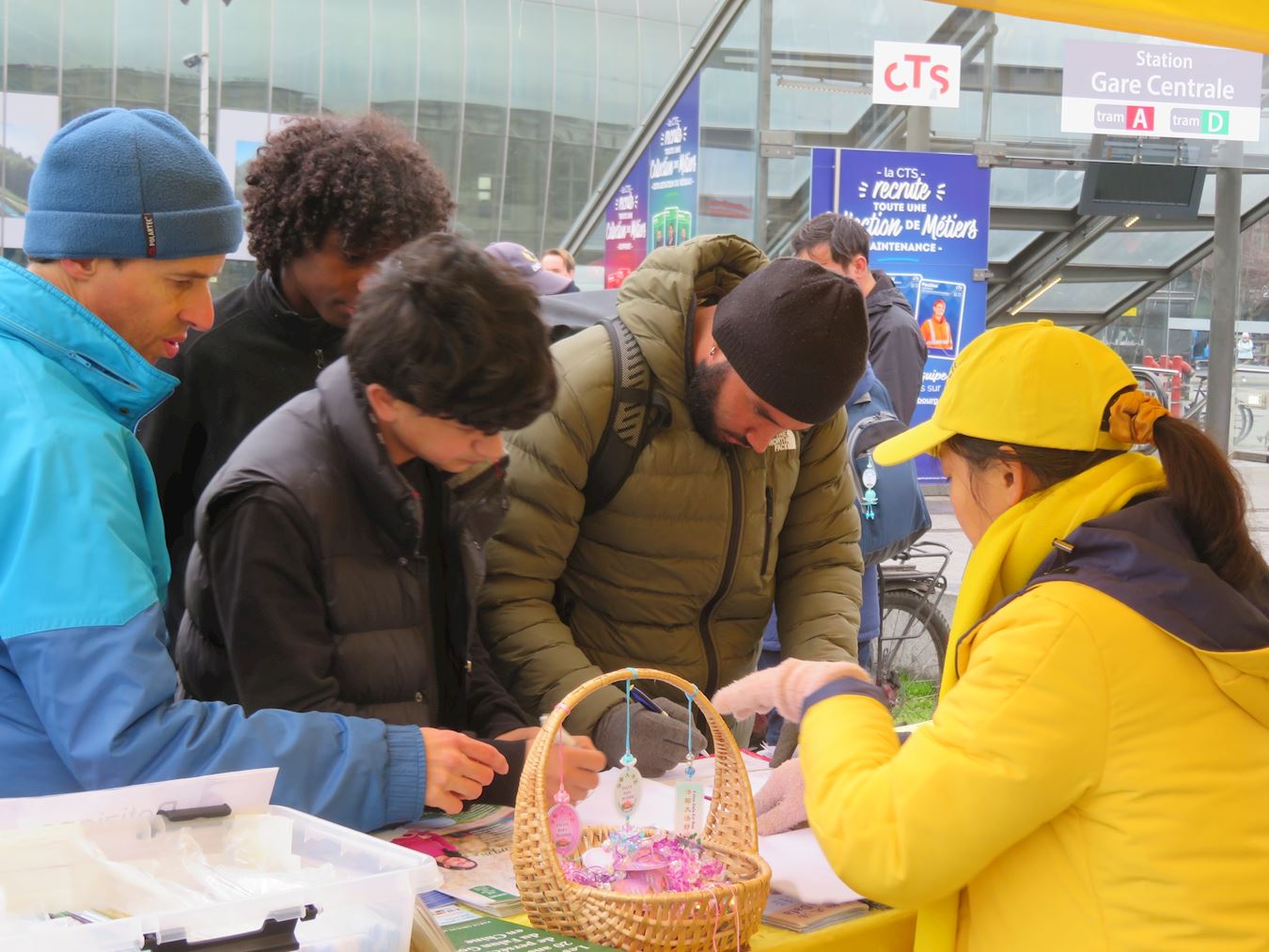 Image for article Франція. Практикувальники Фалуньгун провели захід під час засідань Ради Європи з прав людини