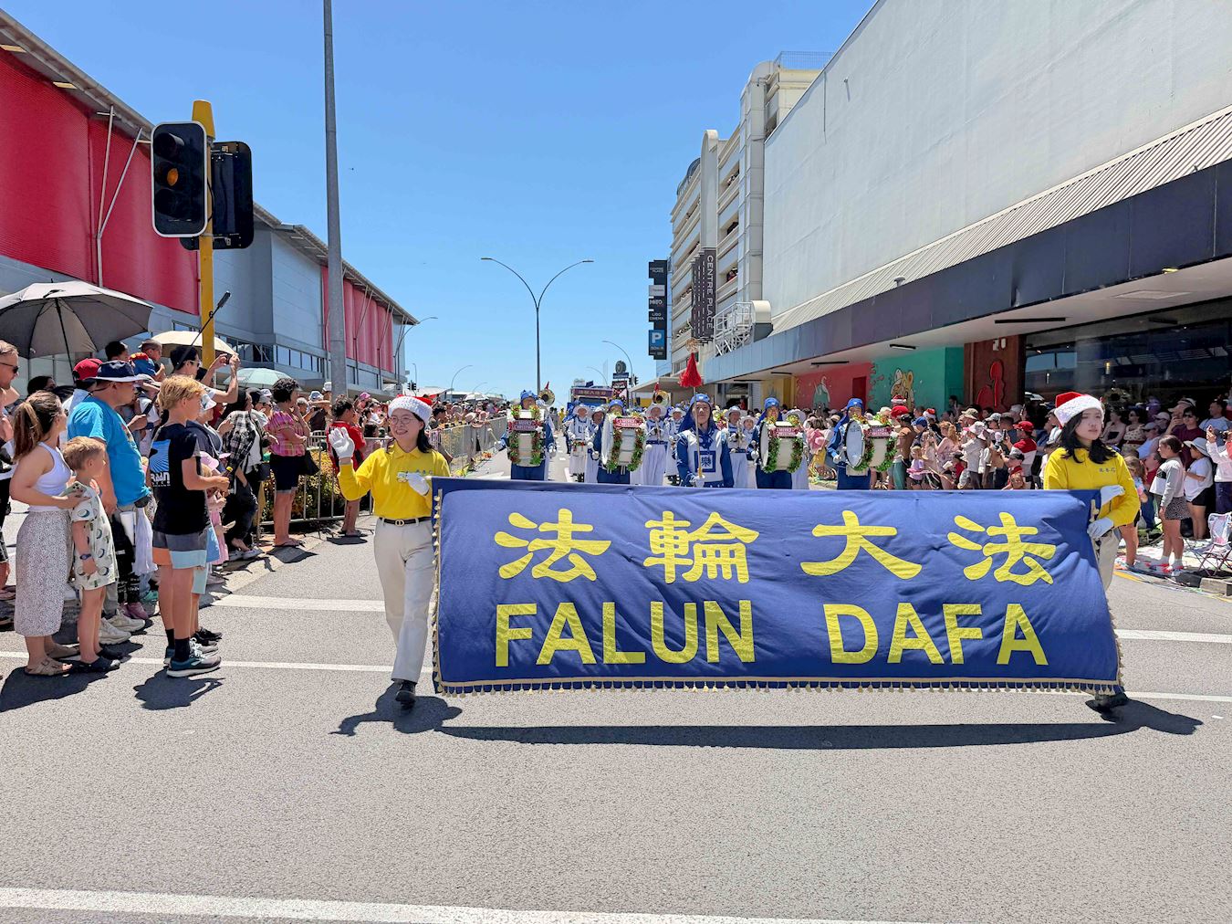 Image for article Нова Зеландія. Фалунь Дафа вітали на семи різдвяних парадах