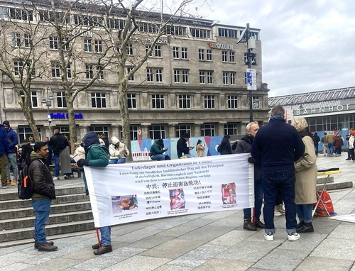 Image for article Німеччина. Знайомство з Фалунь Дафа на площі Кельнського собору