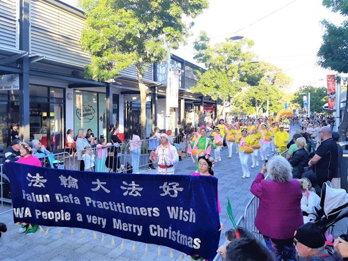 Image for article Західна Австралія. Глядачі високо оцінили виступ практикувальників Фалунь Дафа на різдвяному параді в Мандурі