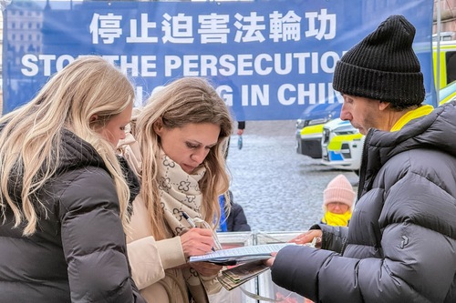 Image for article Люди засуджують переслідування в Китаї під час заходу біля будівлі парламенту Швеції
