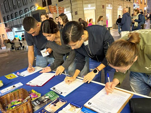 Image for article Іспанія. Збір підписів на острові Тенерифе, щоб допомогти припинити переслідування Фалунь Дафа з боку компартії Китаю