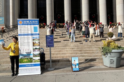 Image for article Нью-Йорк. Люди на Манхеттені знайомляться з Фалунь Дафа під час святкування Дня подяки