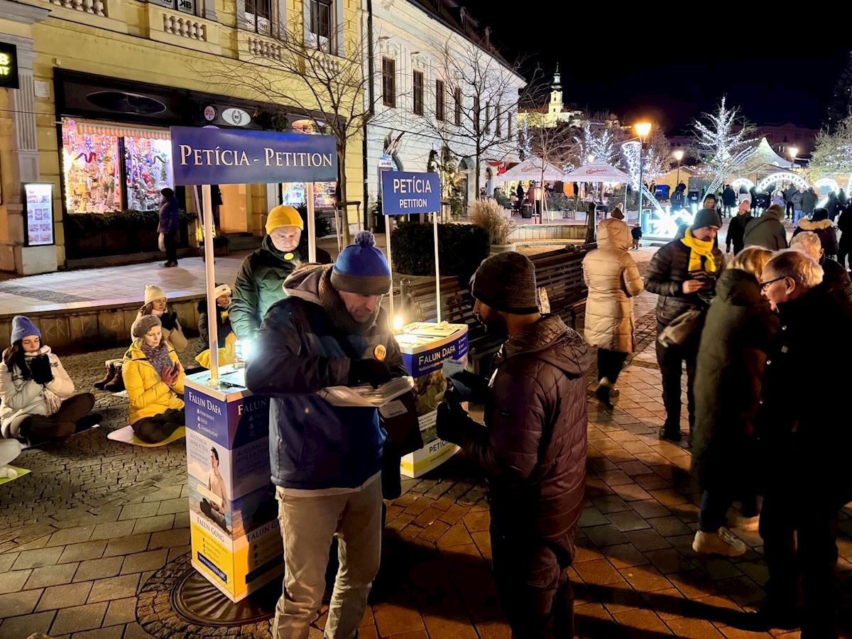 Image for article Словаччина. Люди підписують петицію на підтримку зусиль практикувальників Фалунь Дафа, що спрямовані на припинення переслідування