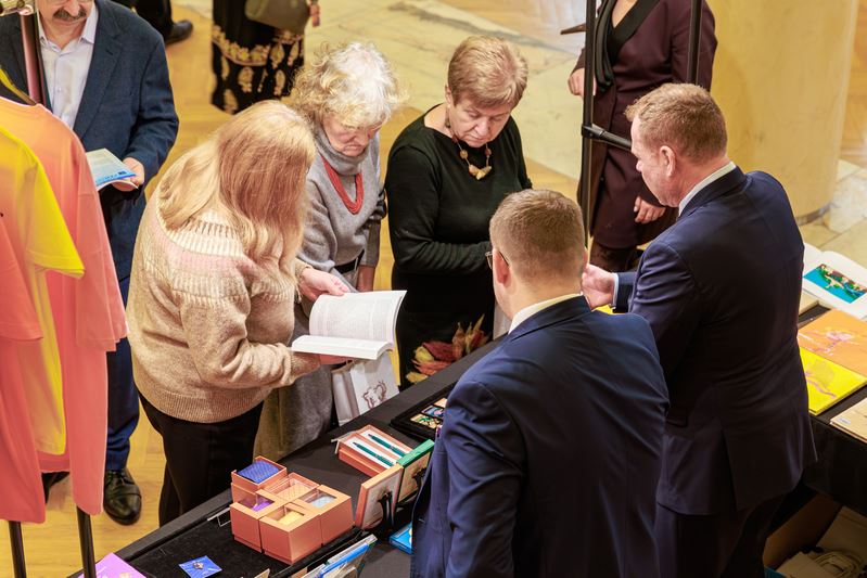 Image for article ​Лодзь, Польща. Багато глядачів придбали книгу «Чжуань Фалунь» під час відвідування вистави Shen Yun