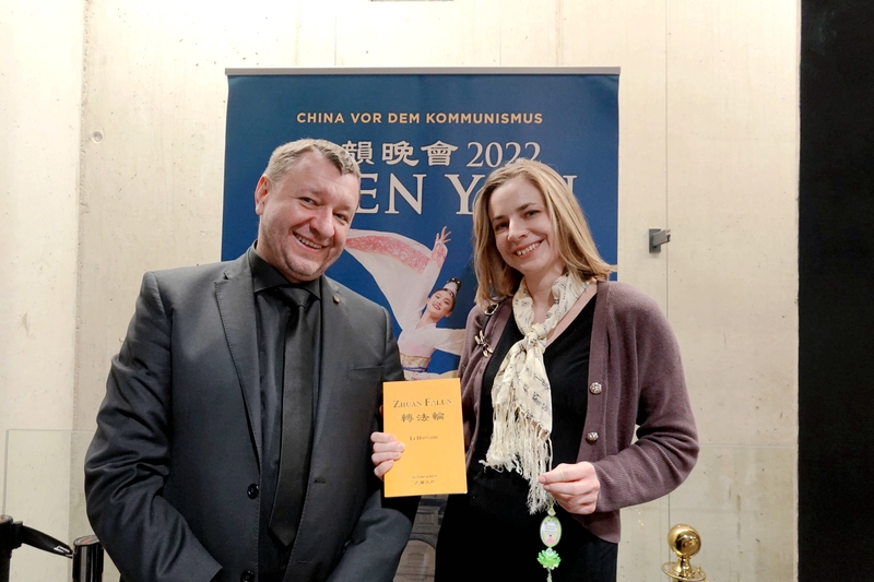 Image for article Книга «Чжуань Фалунь» має великий попит під час вистав Shen Yun у Польщі