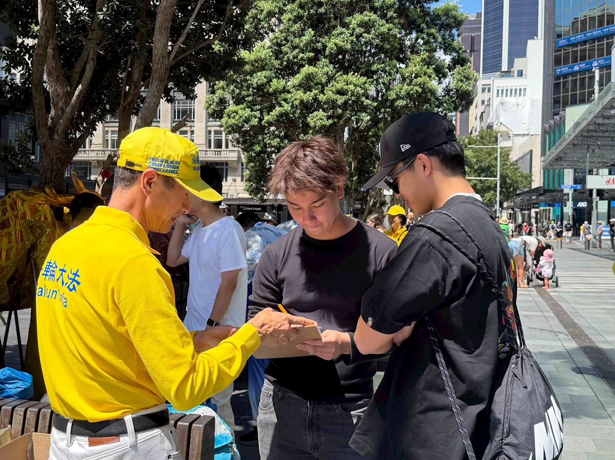 Image for article Окленд, Нова Зеландія. Люди дали високу оцінку принципам Фалунь Дафа