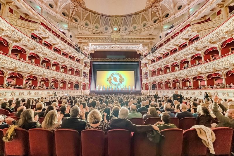 Image for article Європейські та американські театрали в захваті від Shen Yun: «Вистава зігріває серця глядачів»