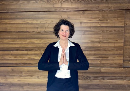 Image for article ​Практикувальниця з Німеччини по-справжньому щаслива від того, що практикує Фалунь Дафа