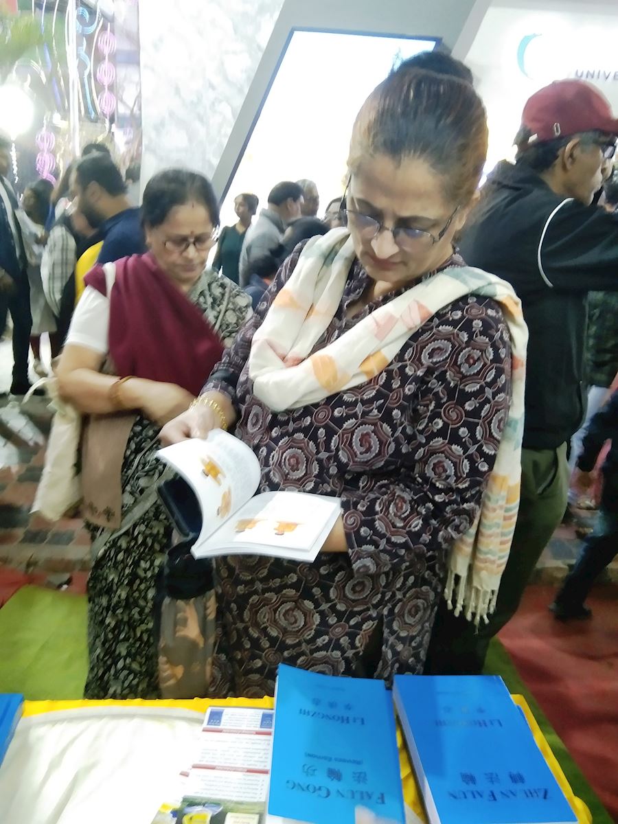 Image for article Індія. Відвідувачі 49-го Міжнародного книжкового ярмарку в Калькутті ознайомилися з Фалунь Дафа