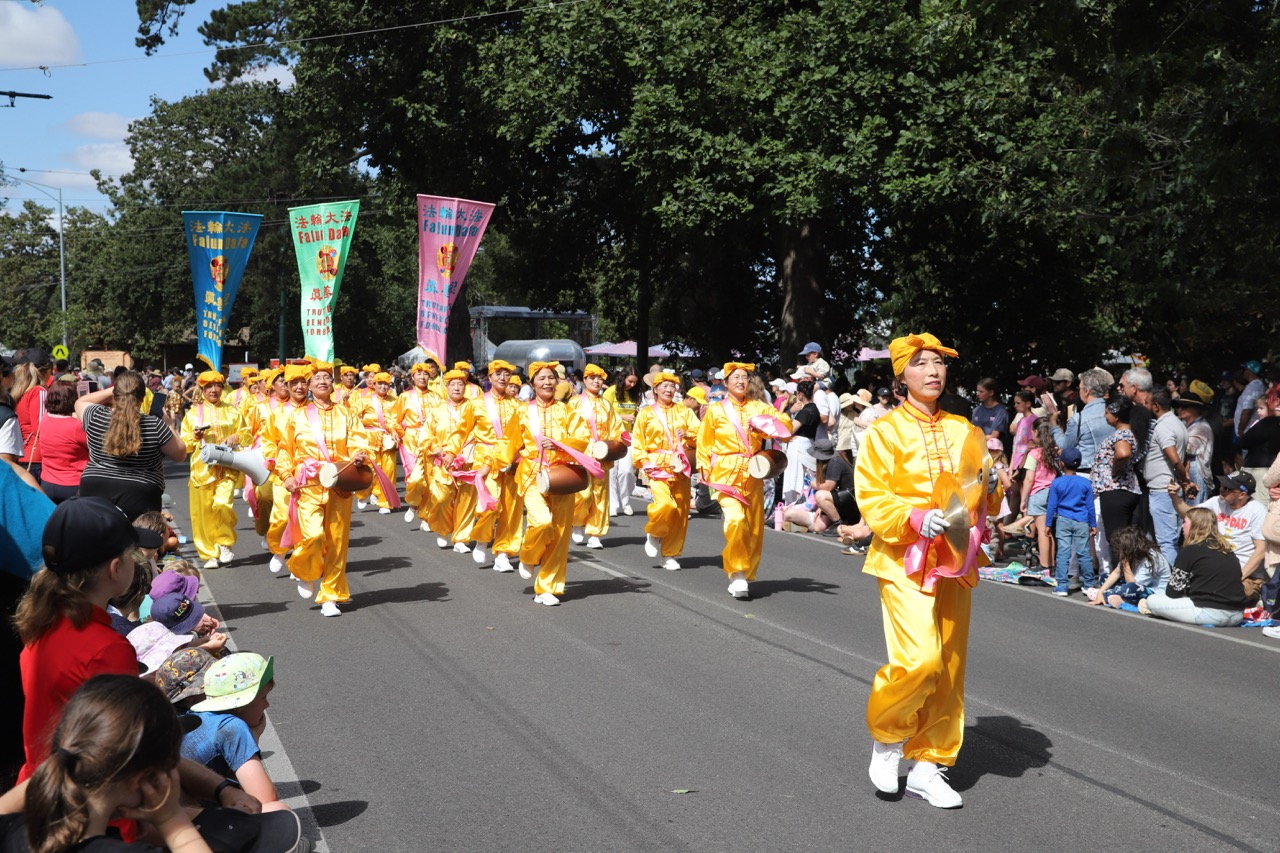 Image for article Австралія. Практикувальники Фалунь Дафа отримали високу оцінку на фестивалі бегоній у Баллараті