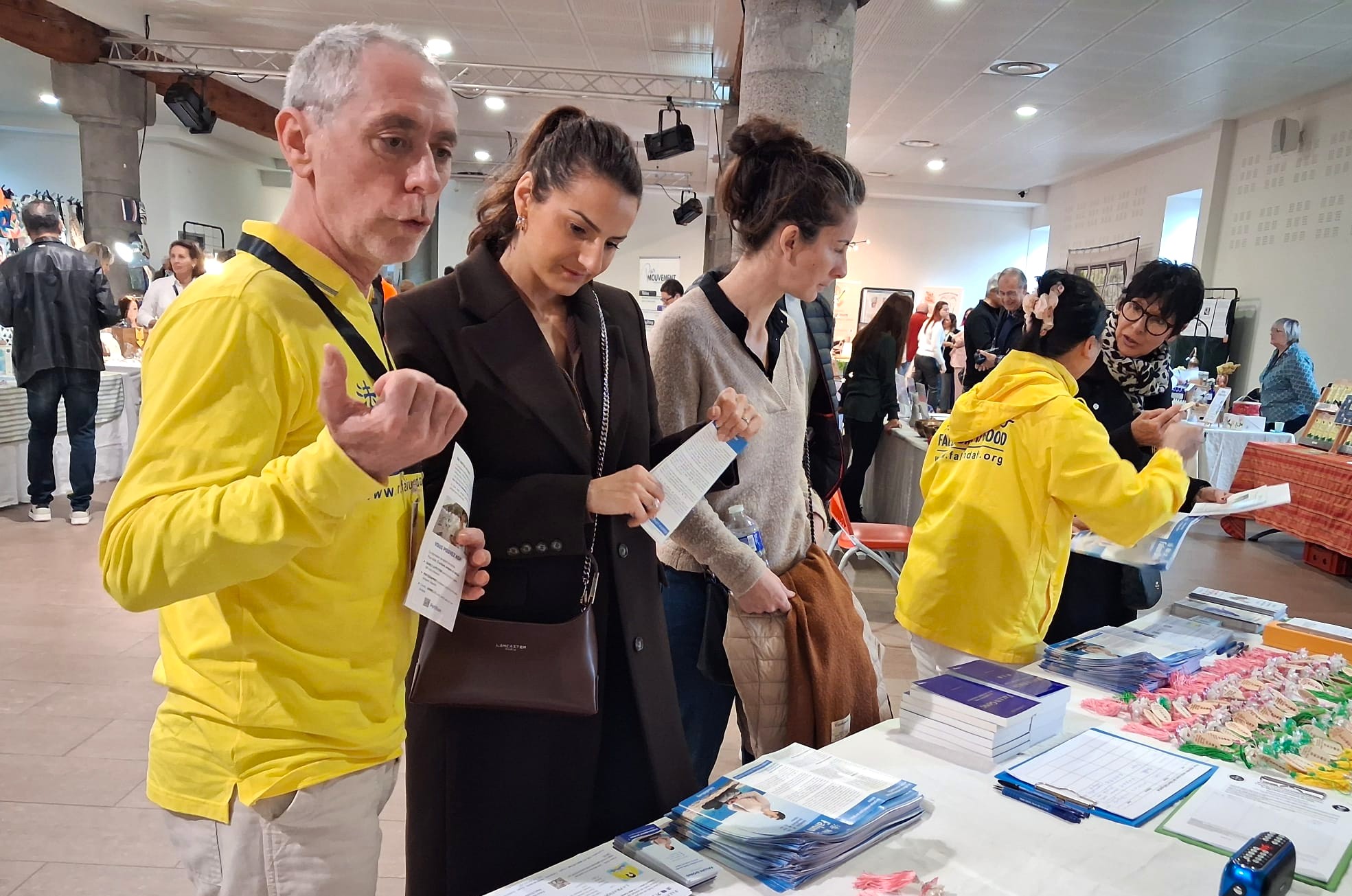 Image for article Принципи Фалунь Дафа знайшли відгук на ярмарку здоров’я на півдні Франції