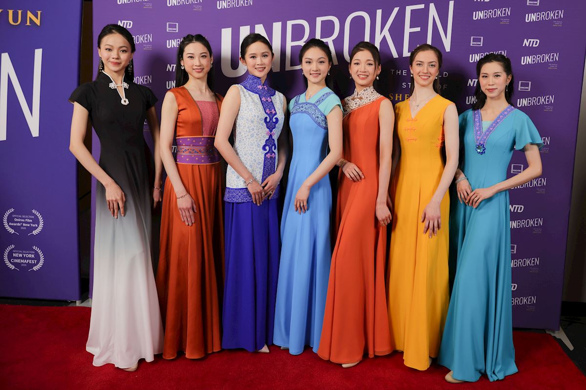 Image for article Нью-Йорк. Глядачі, які відвідали прем'єру фільму «Незламні», зворушені стійкістю артистів Shen Yun