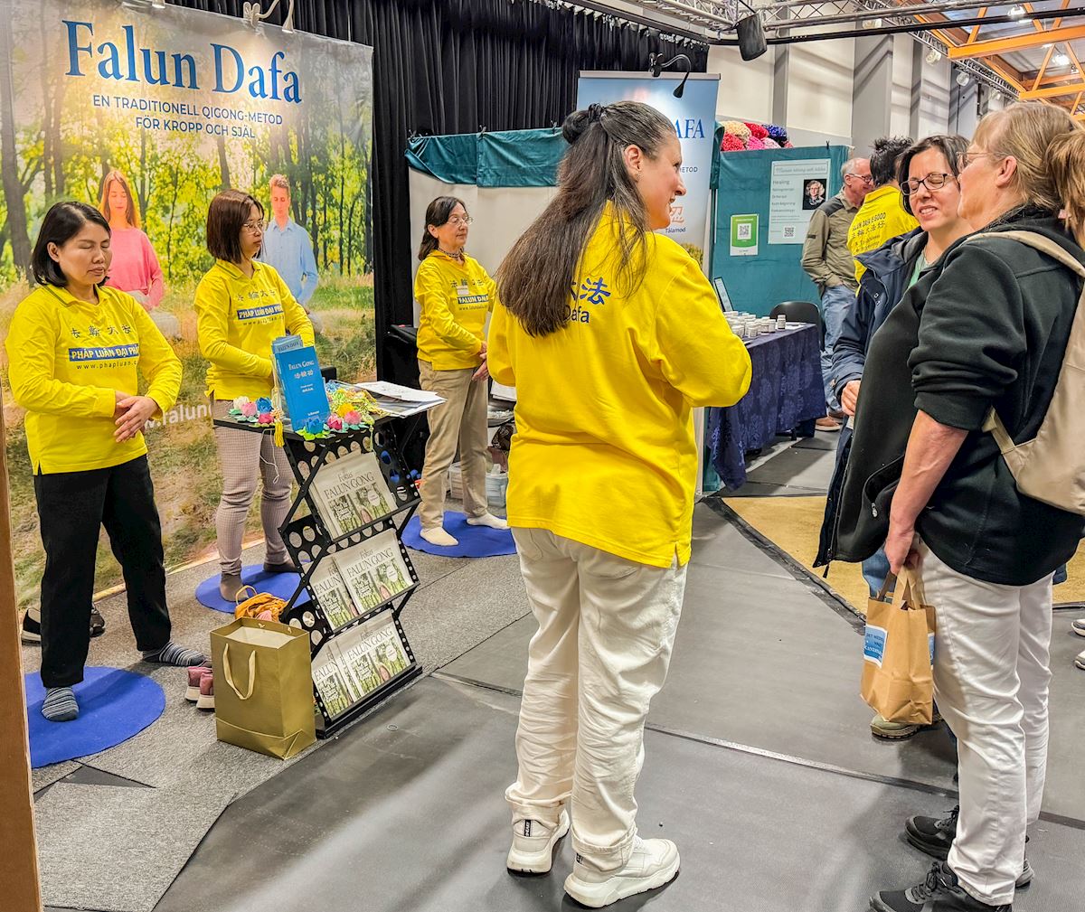 Image for article Виставка Harmoni Expo у Швеції: сотні людей дізналися про користь Фалунь Дафа