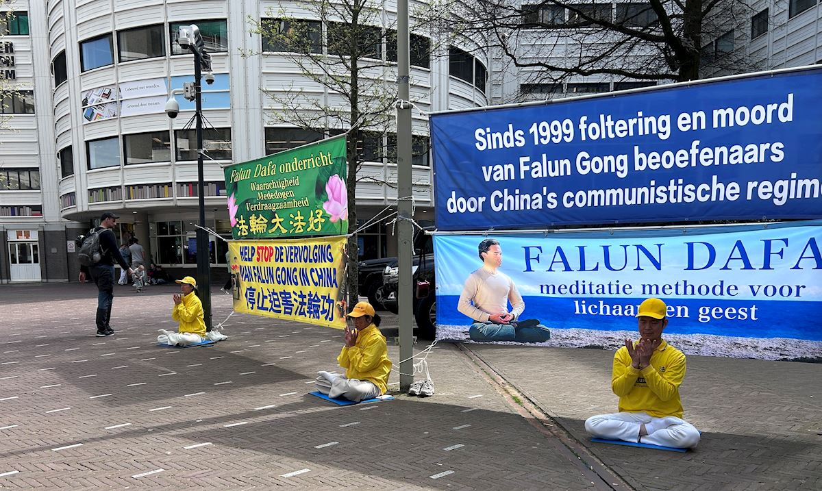 Image for article Нідерланди. Практикувальники Фалунь Дафа провели захід перед будівлею Палати представників у Гаазі