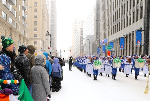 Image for article Монреаль, Канада. Духовий оркестр Тянь Го надихає глядачів під час параду з нагоди Дня святого Патрика