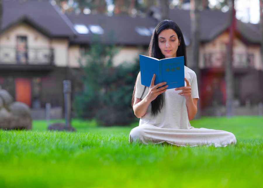 Image for article ​Нога, травмована 17 років тому, відновилася після того, як я прочитала книгу «Чжуань Фалунь»