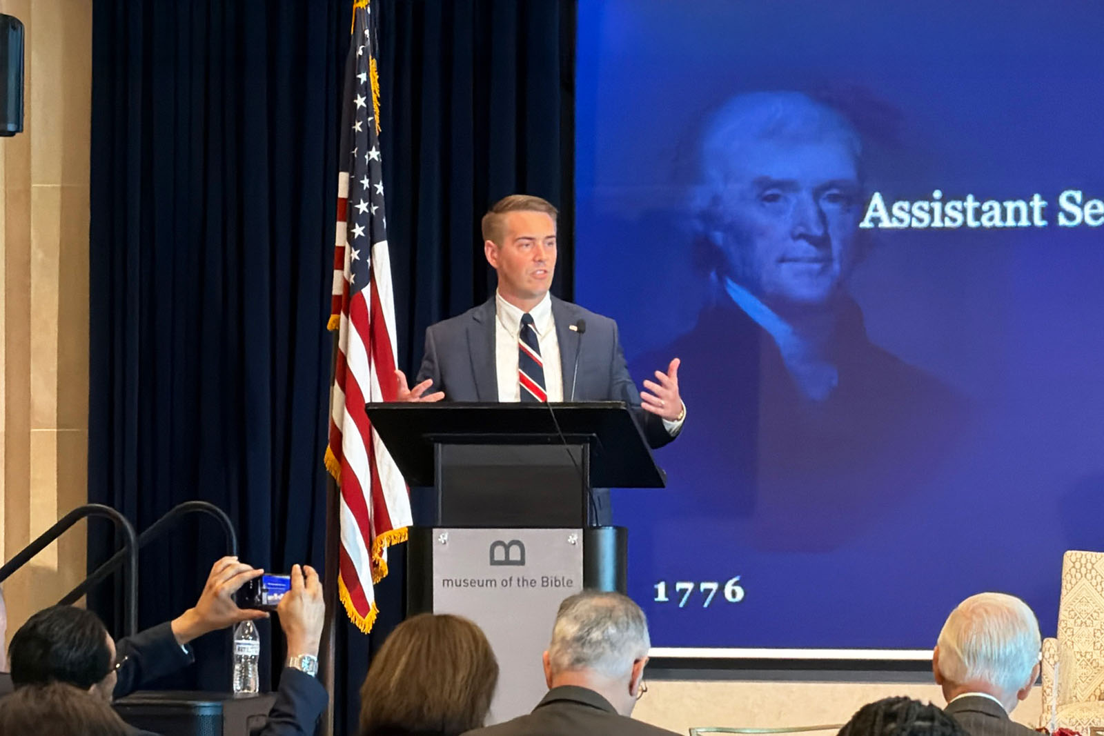 Image for article Помічник держсекретаря США зустрівся з практикувальниками Фалуньгун напередодні 27-ї річниці переслідування цієї практики в Китаї