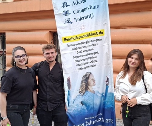 Image for article Румунія. Молодь висловлює співчуття та підтримку практикувальникам Дафа, які зазнають переслідування в Китаї